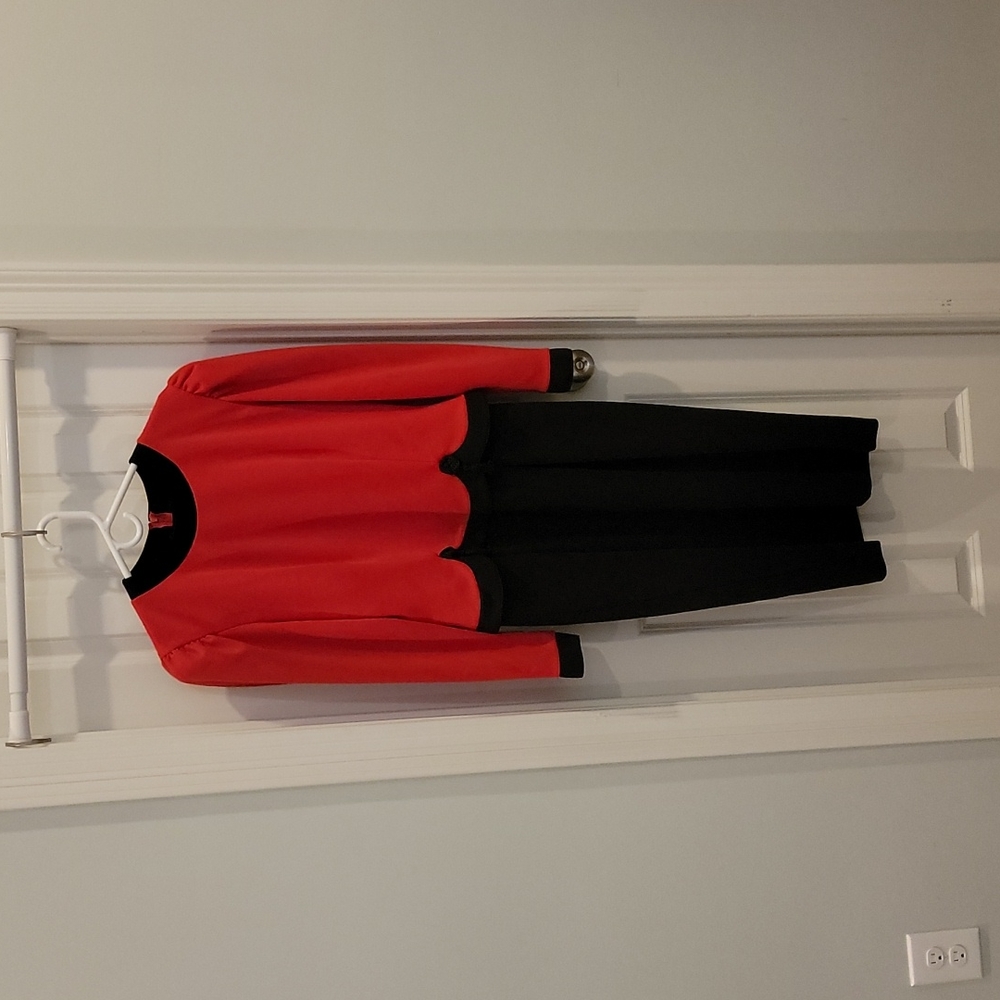 Caron Chicago dress with beautiful details. Size 12. Red & black